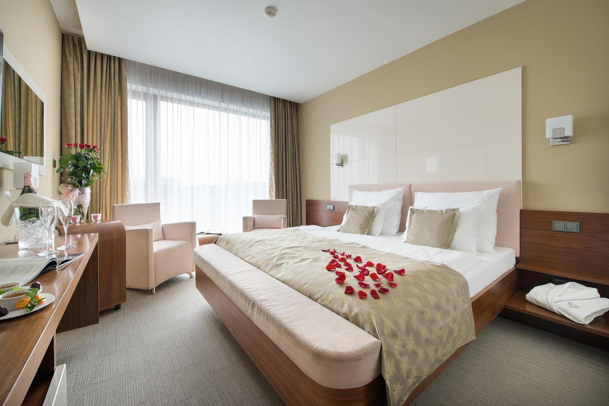 Wellness Hotel Diamant Hluboka nad Vltavou Luaran gambar