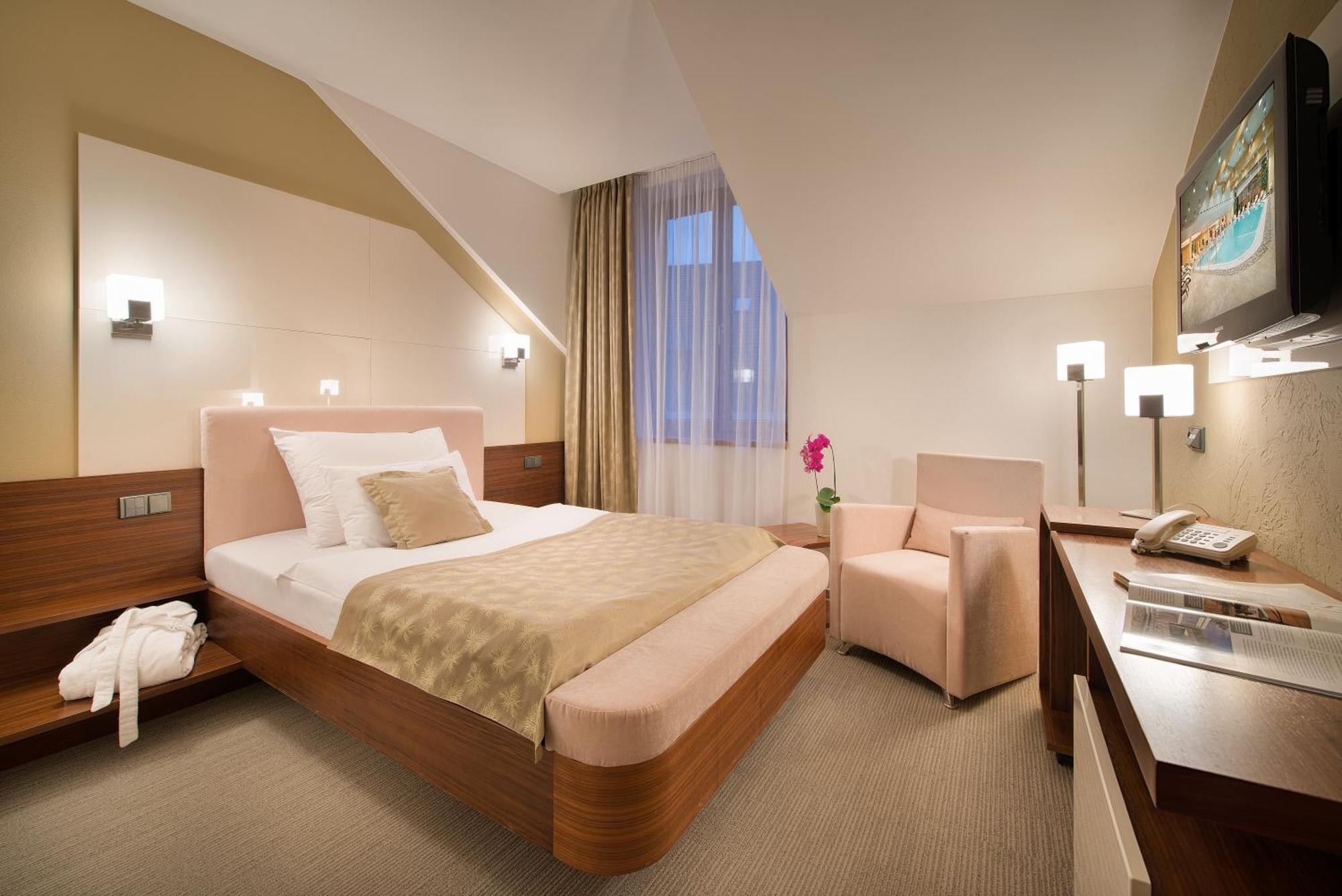 Wellness Hotel Diamant Hluboka nad Vltavou Luaran gambar