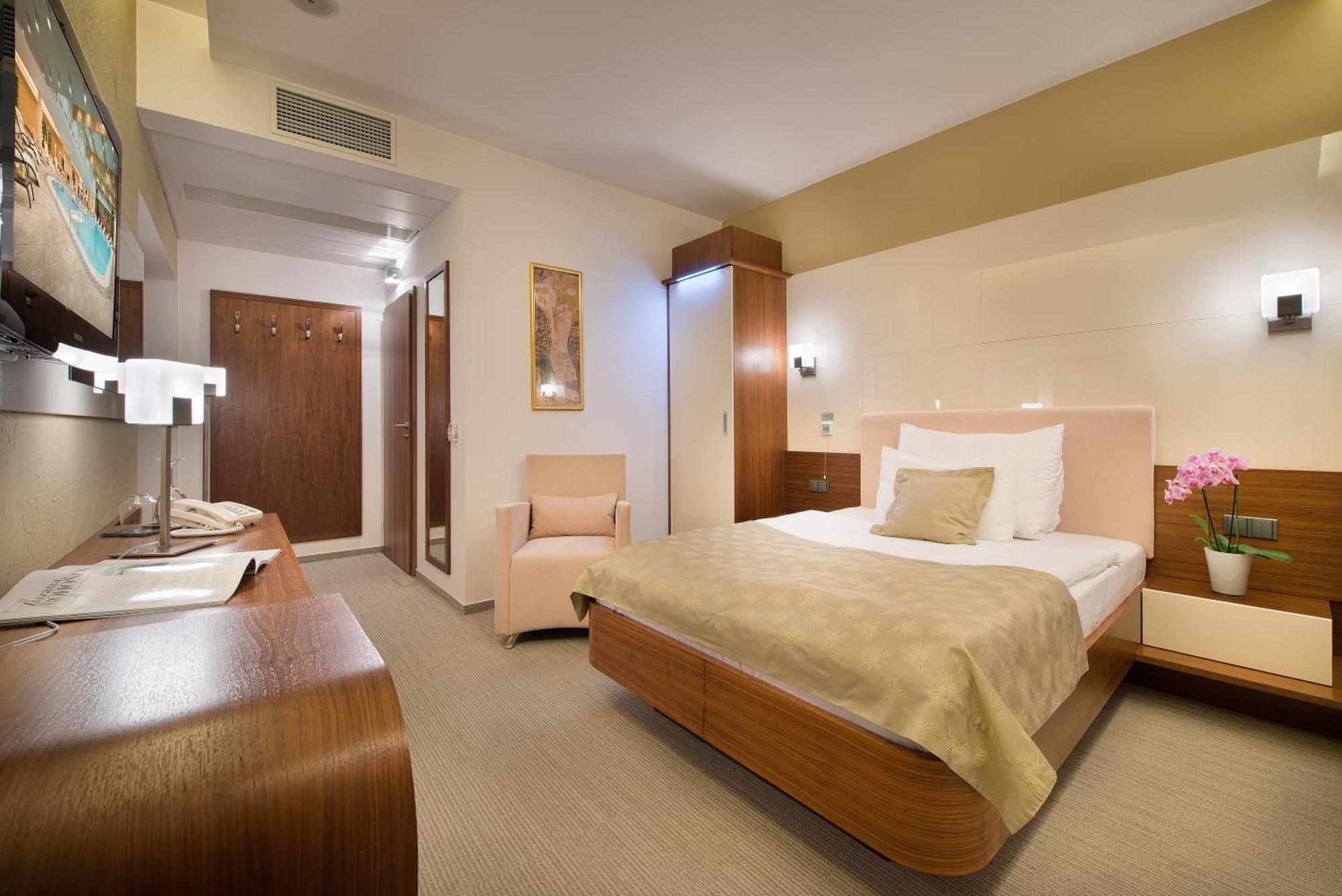 Wellness Hotel Diamant Hluboka nad Vltavou Luaran gambar