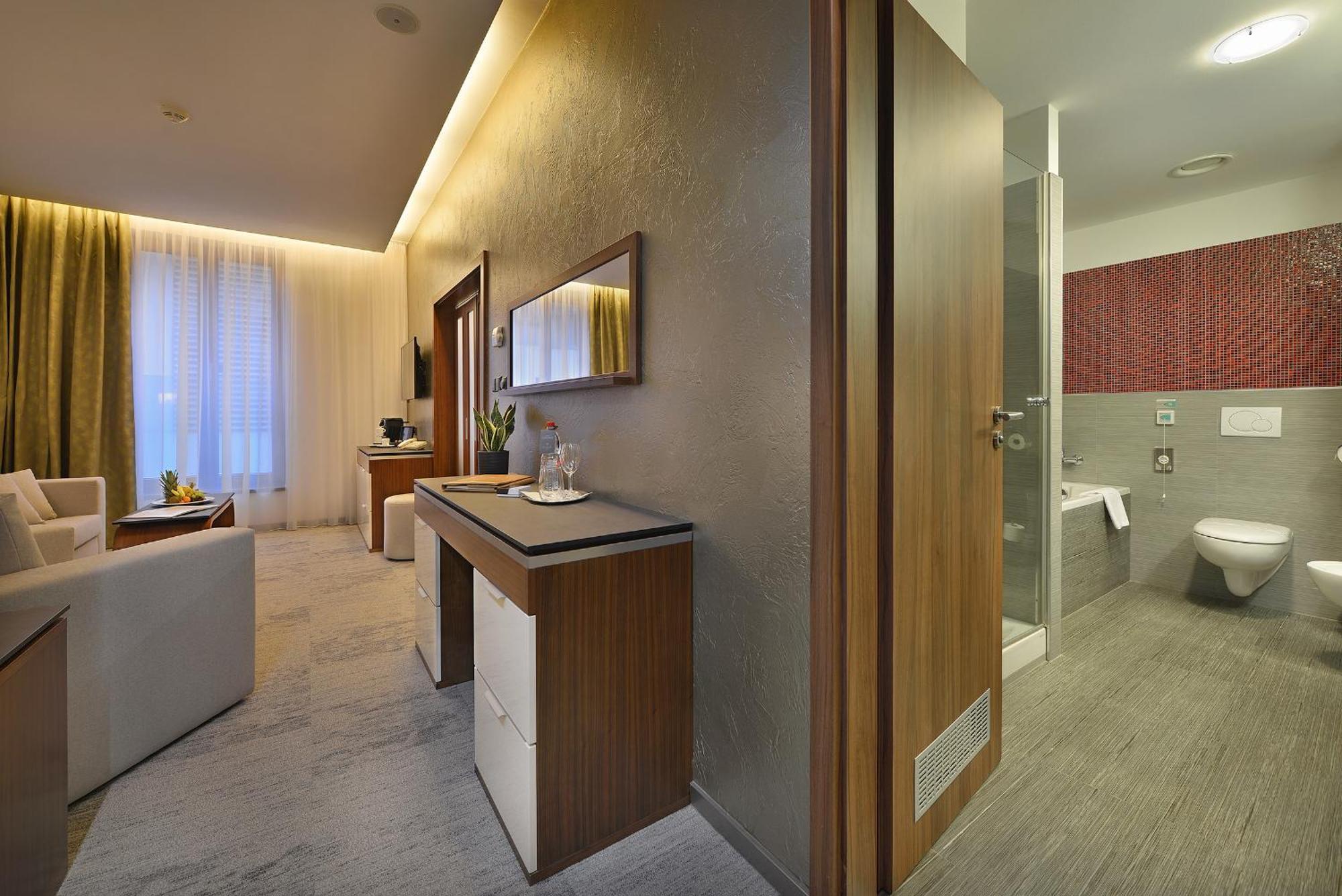Wellness Hotel Diamant Hluboka nad Vltavou Luaran gambar