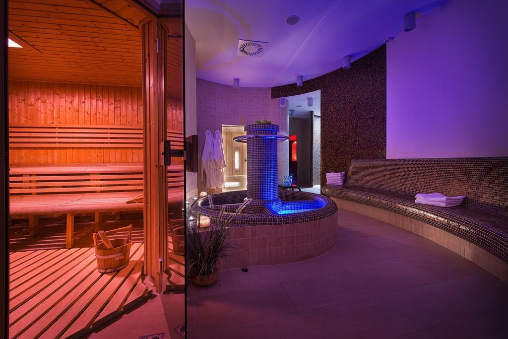 Wellness Hotel Diamant Hluboka nad Vltavou Luaran gambar