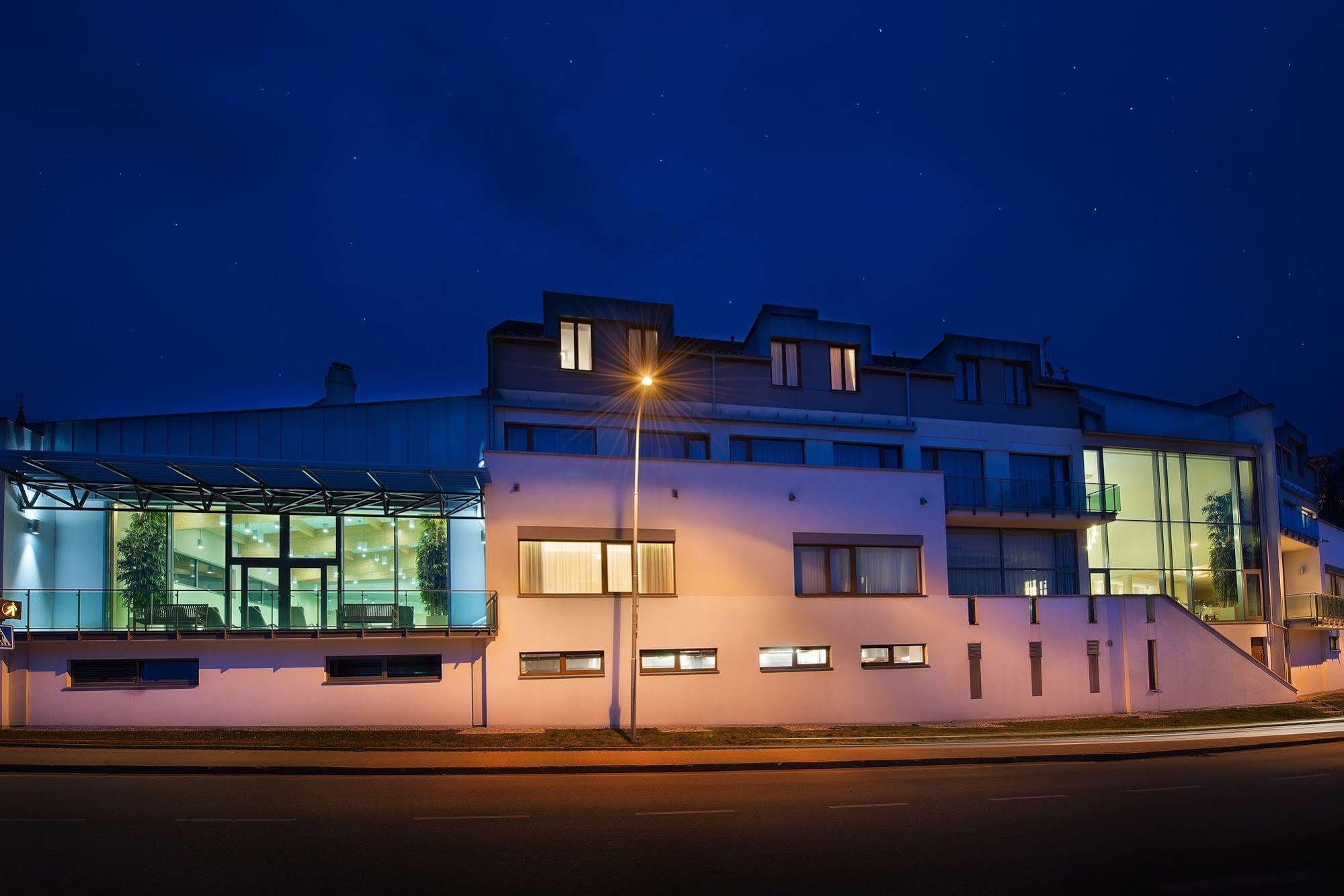 Wellness Hotel Diamant Hluboka nad Vltavou Luaran gambar