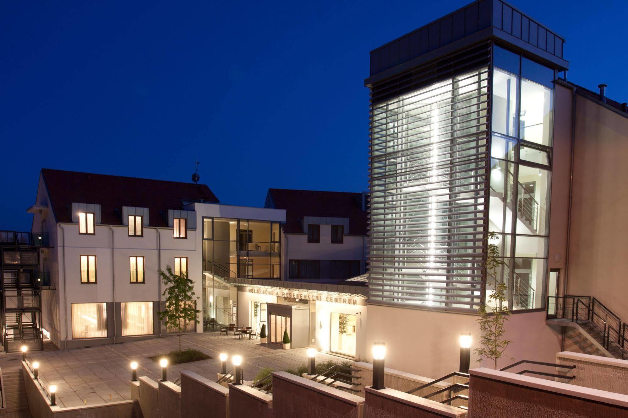 Wellness Hotel Diamant Hluboka nad Vltavou Luaran gambar