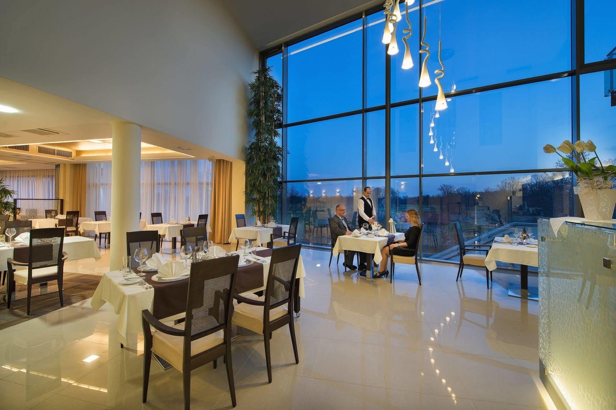 Wellness Hotel Diamant Hluboka nad Vltavou Luaran gambar