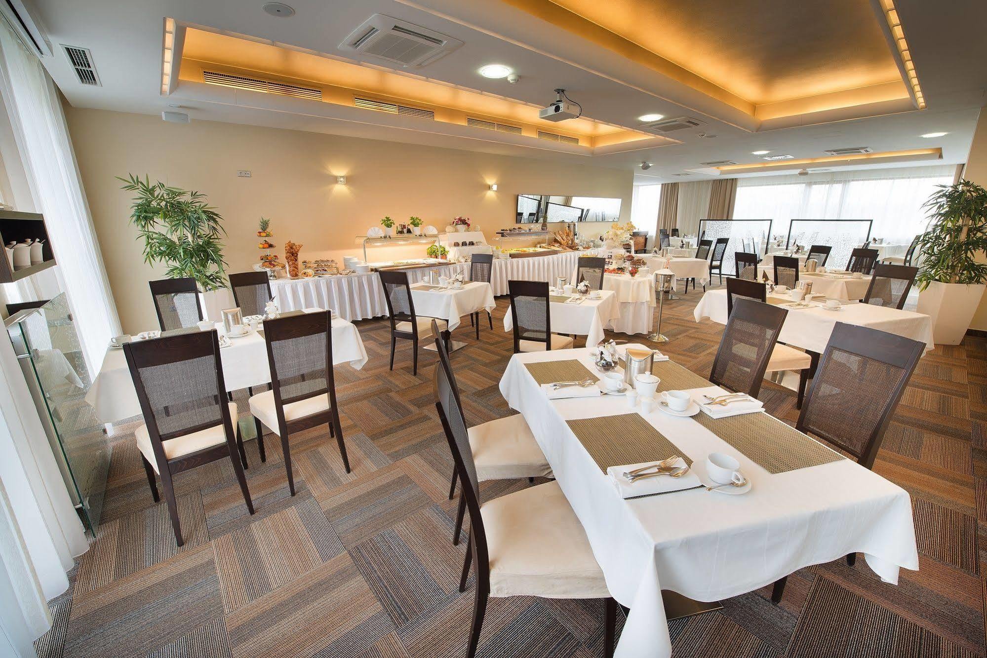 Wellness Hotel Diamant Hluboka nad Vltavou Luaran gambar