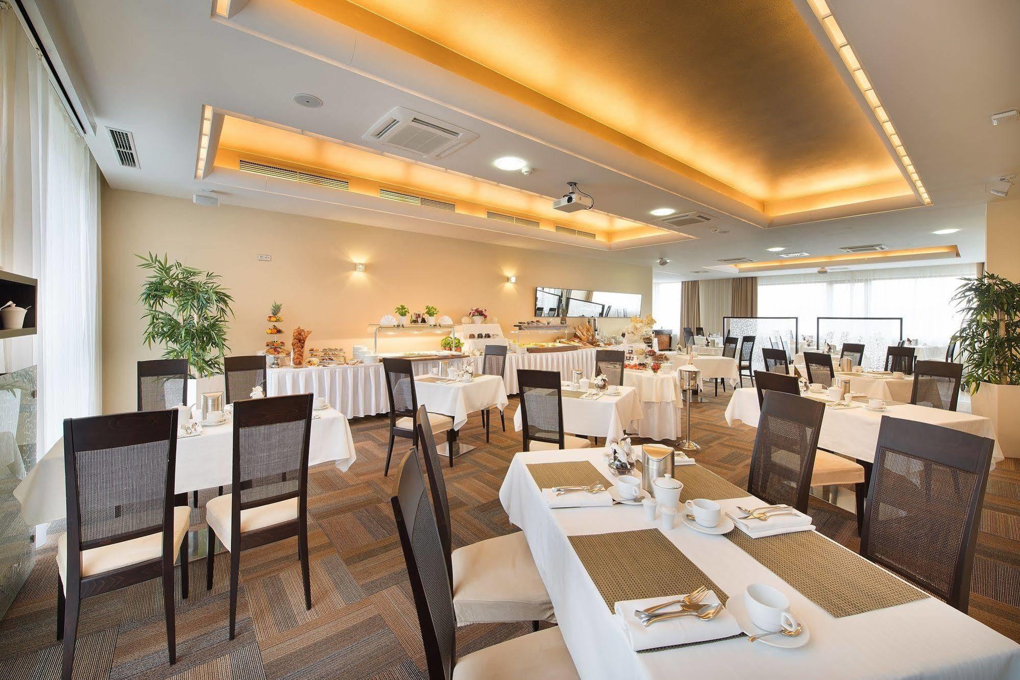Wellness Hotel Diamant Hluboka nad Vltavou Luaran gambar
