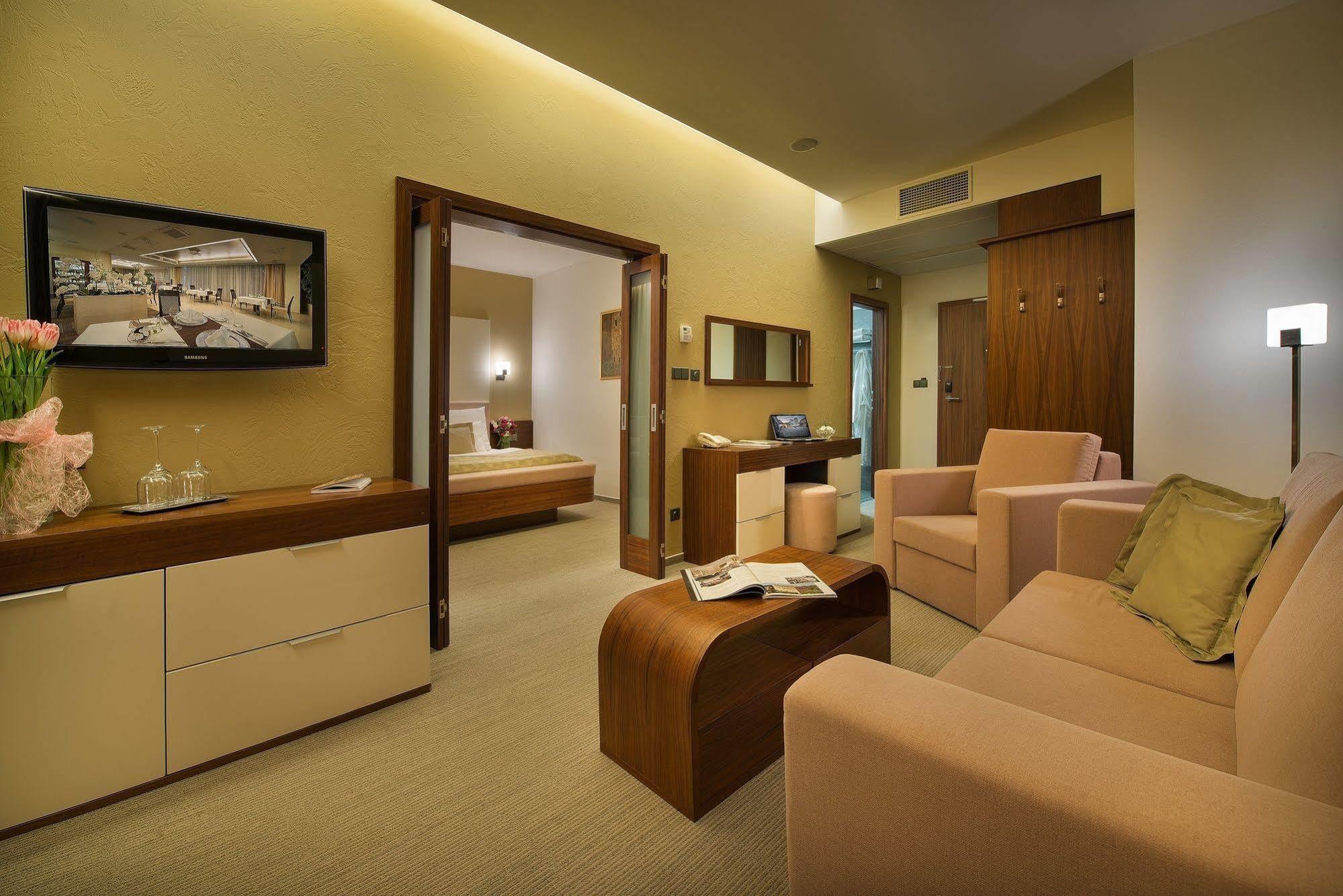 Wellness Hotel Diamant Hluboka nad Vltavou Luaran gambar