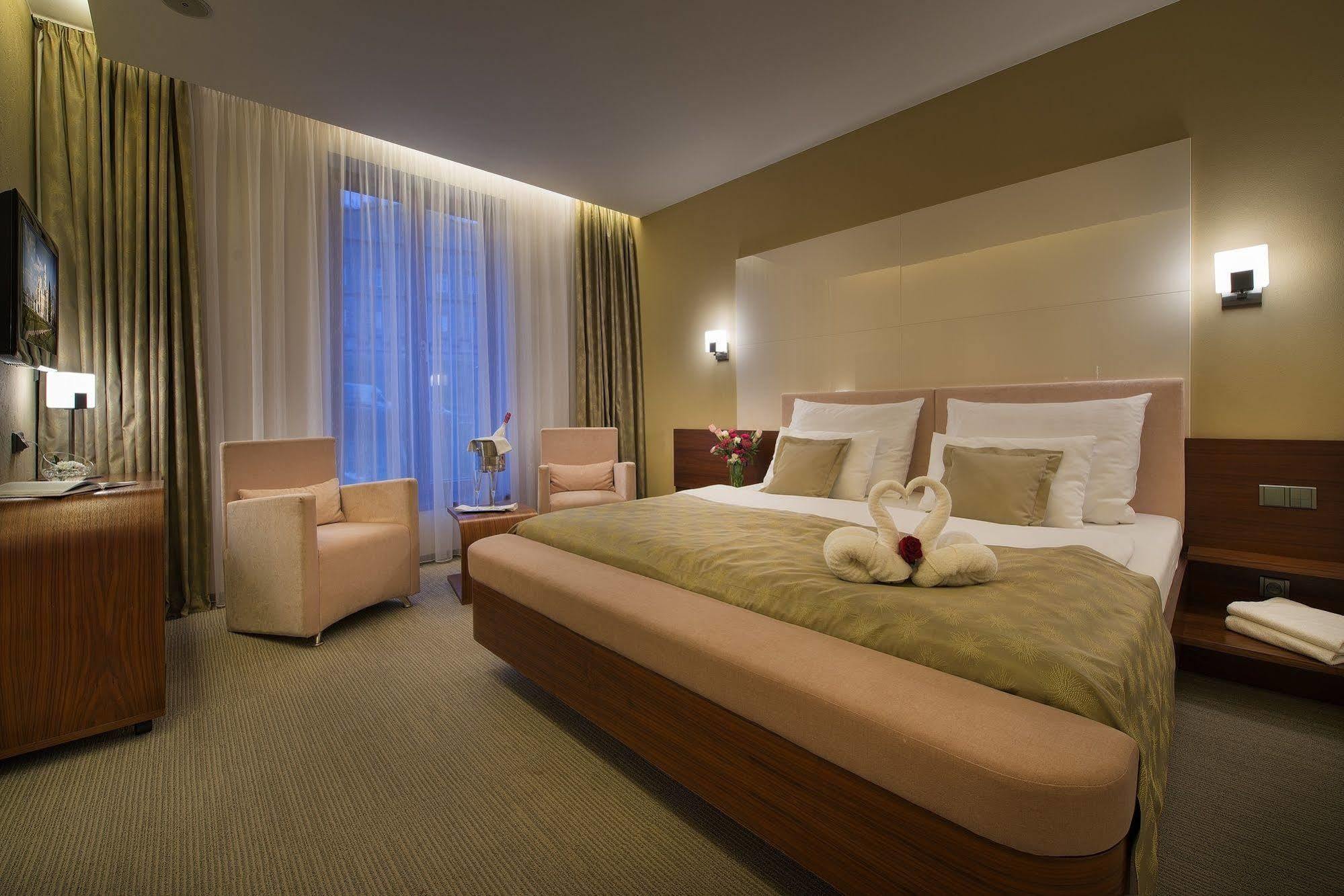 Wellness Hotel Diamant Hluboka nad Vltavou Luaran gambar