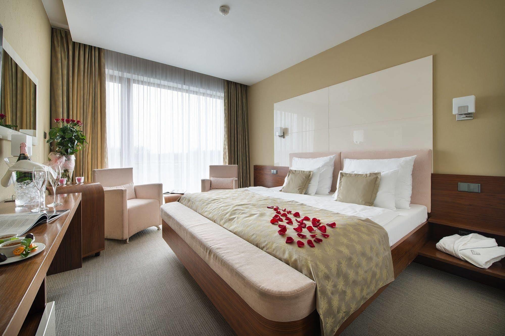 Wellness Hotel Diamant Hluboka nad Vltavou Luaran gambar