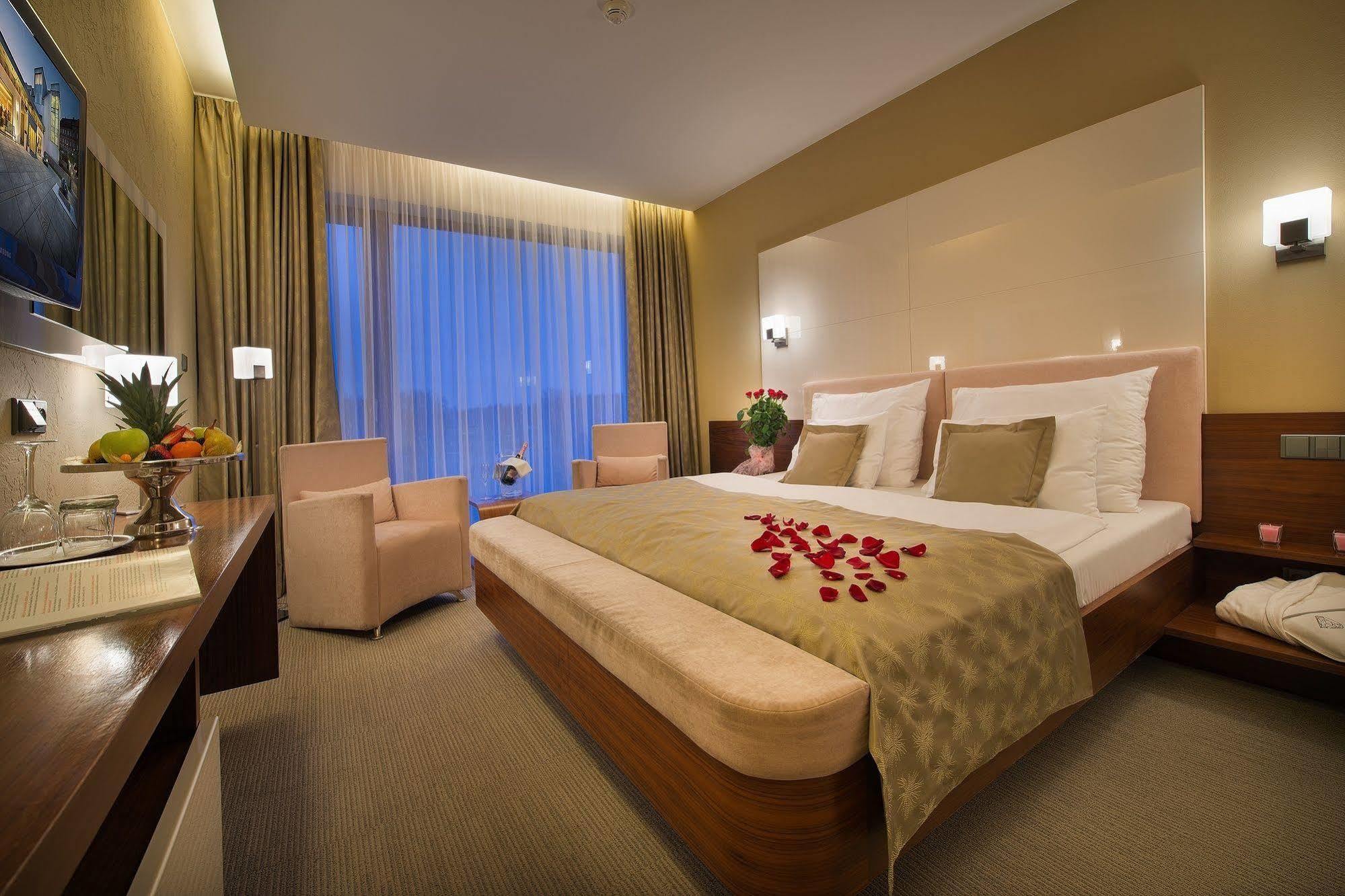 Wellness Hotel Diamant Hluboka nad Vltavou Luaran gambar